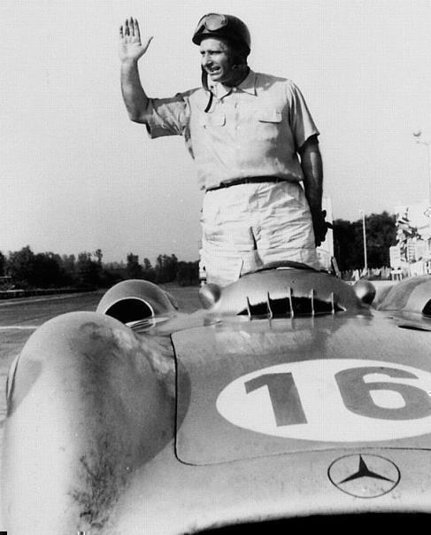 Großer Preis von Italien in Monza, 5. September 1954. Juan Manuel Fangio mit Mercedes-Benz Formel-Rennwagen W 196 R Stromlinie. 